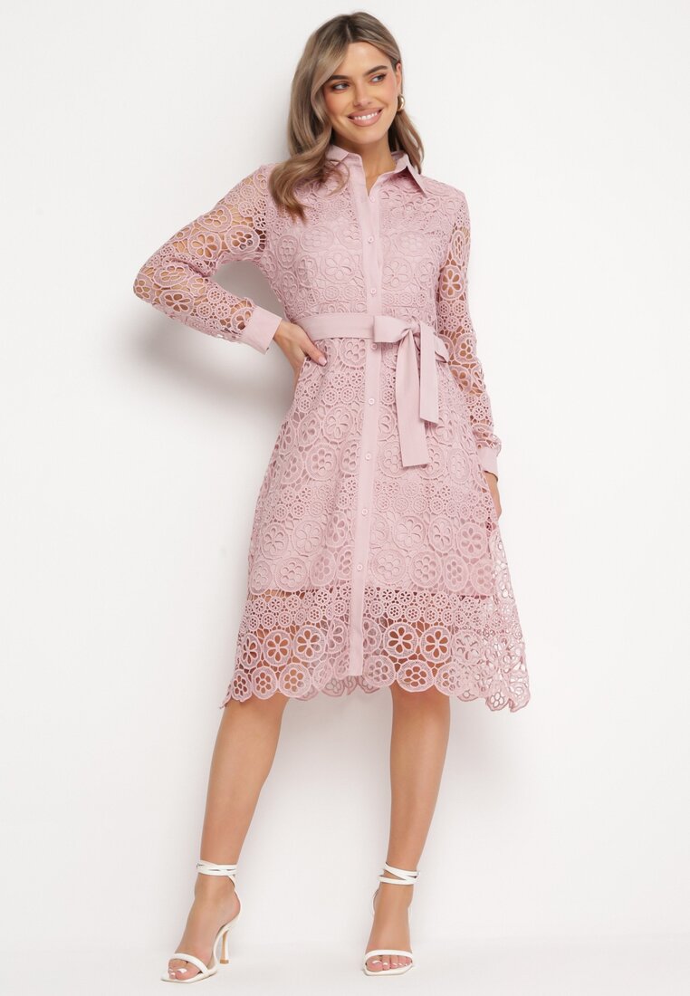 Różowa Koszulowa Rozkloszowana Sukienka Midi z Paskiem i Ozdobną Koronką oraz Guzikami Casuva