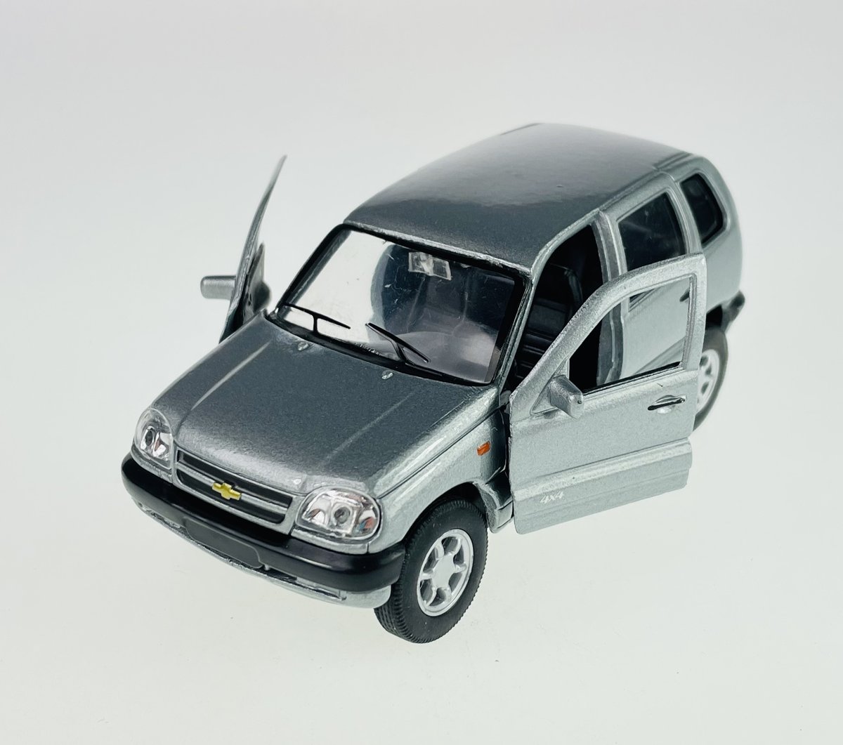 WELLY 2003 CHEVROLET NIVA SREBRNY 1:34 SAMOCHÓD NOWY METALOWY MODEL