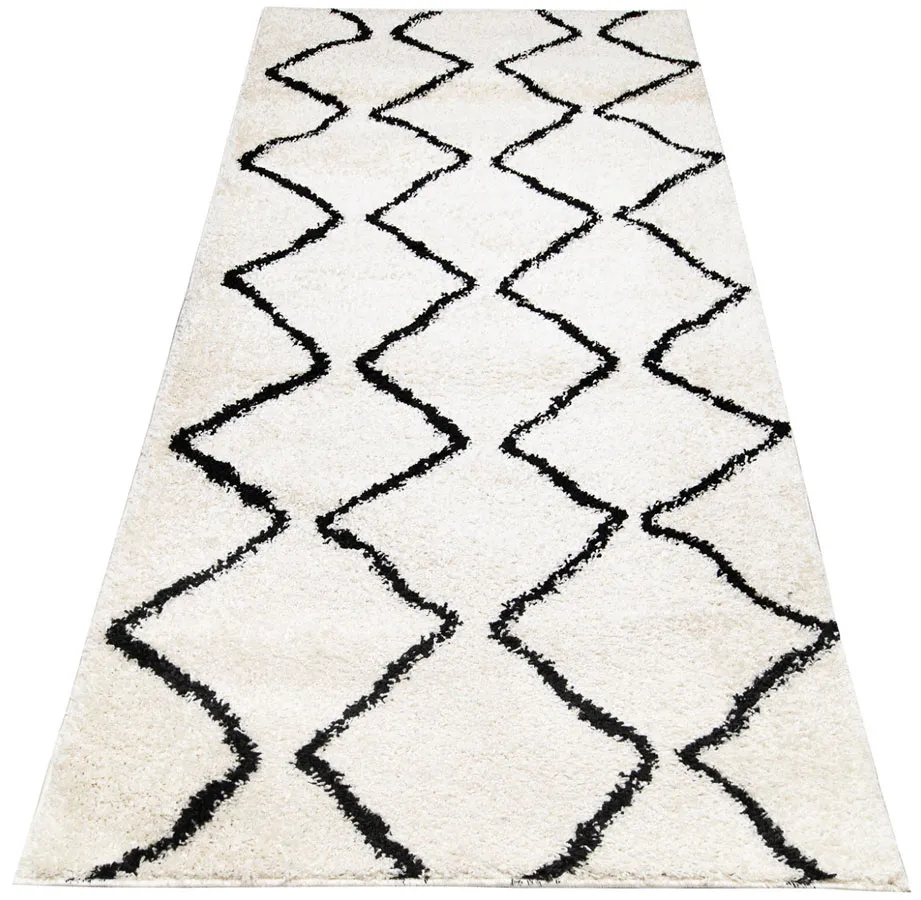 Kremowy chodnik shaggy w czarne zygzaki K1-D60