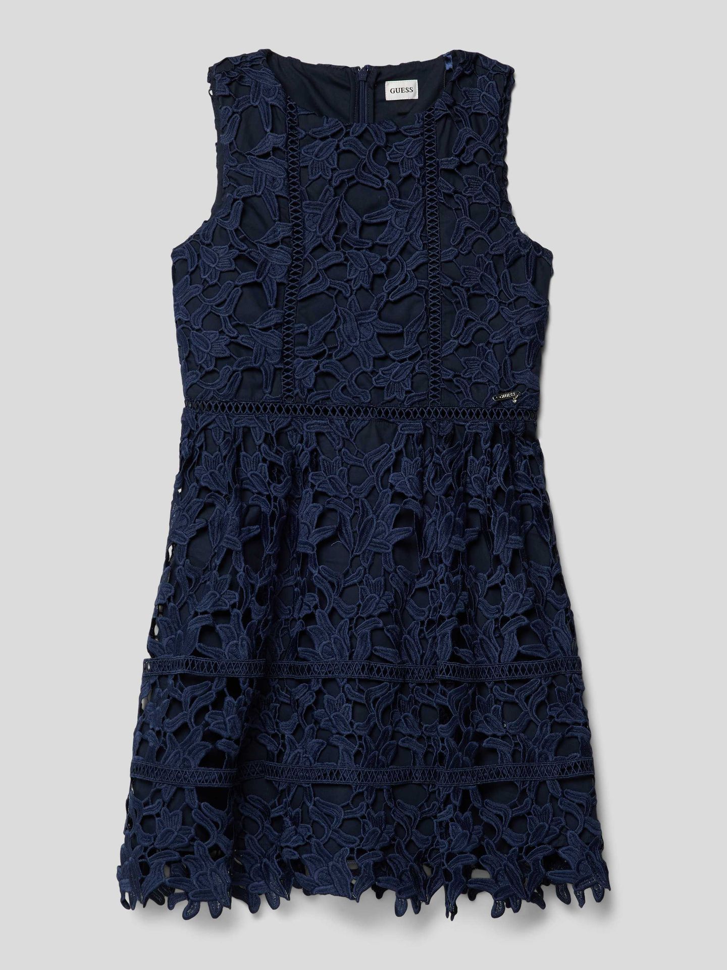 Sukienka w jednolitym kolorze o kroju bez rękawów