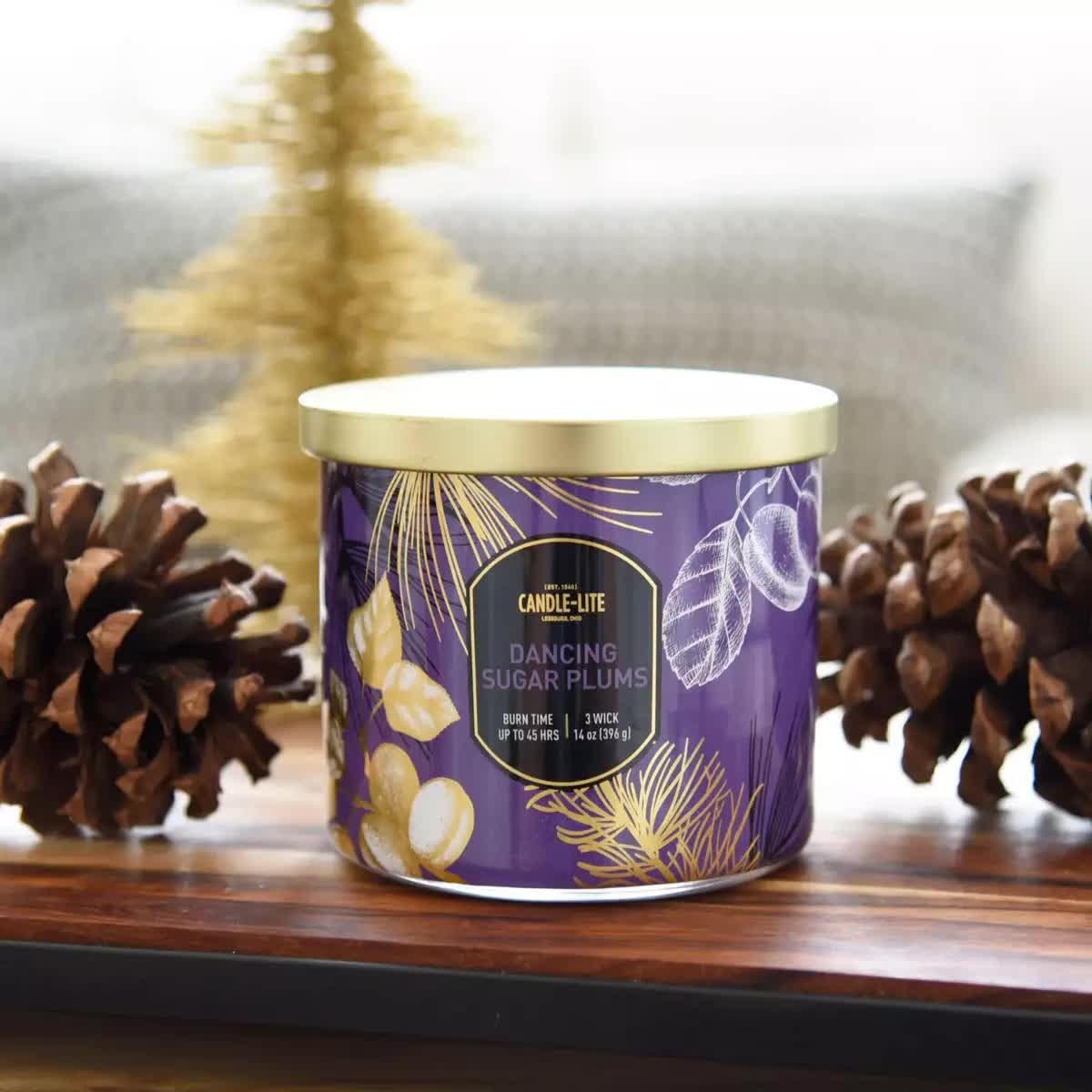 Świeca zapachowa świąteczna naturalna Dancing Sugar Plums 3 knoty Candle-lite 396 g