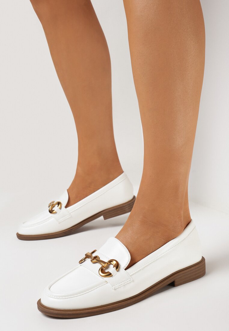 Białe Mokasyny z Imitacji Skóry z Przeszyciami i Metalową Ozdobą Fiviana