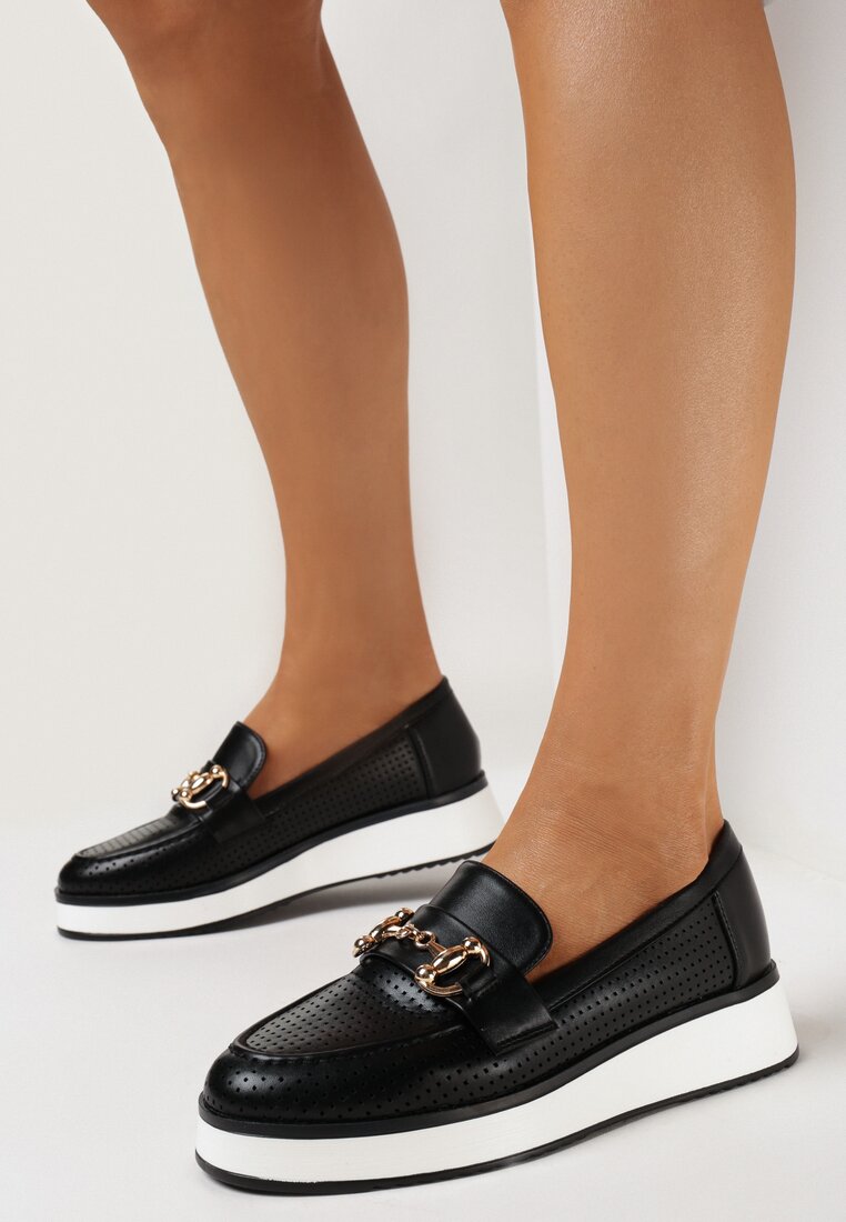 Czarne Mokasyny na Grubej Podeszwie z Dziurkowaną Cholewką i Klamrą Norilea