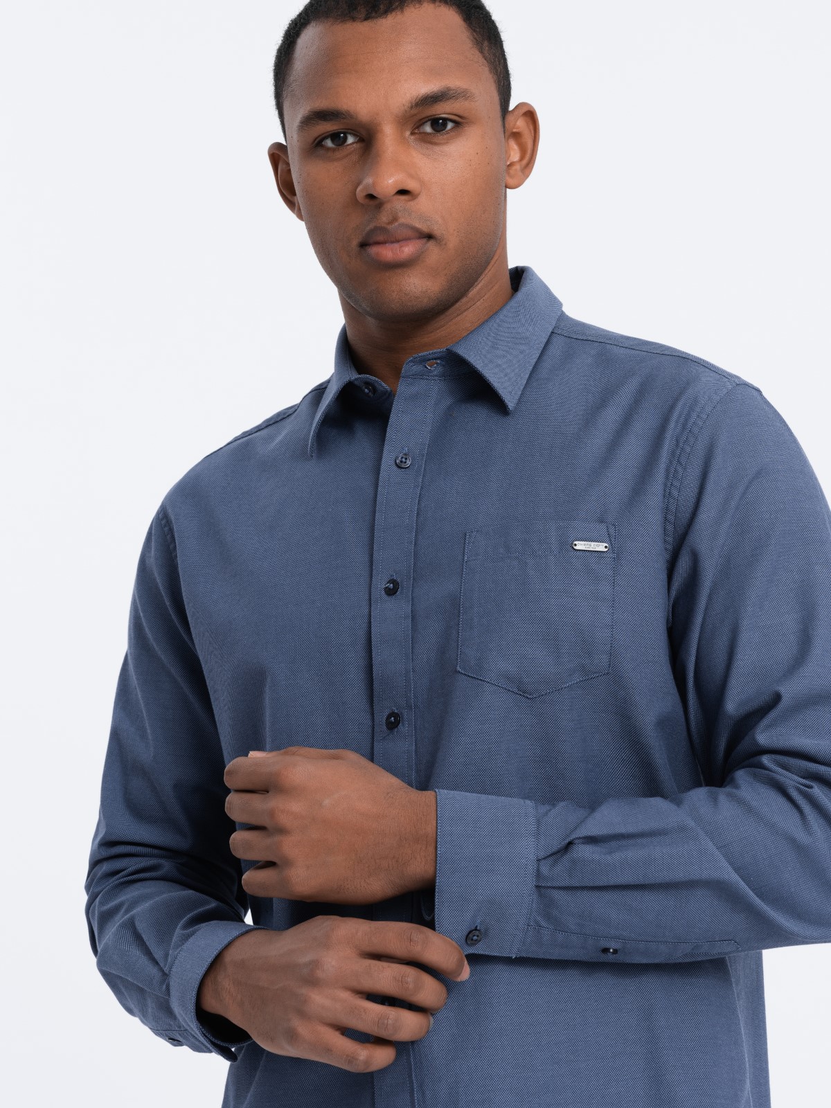 Bawełniana męska koszula z kieszenią REGULAR FIT - niebieska V3 OM-SHCS-0147