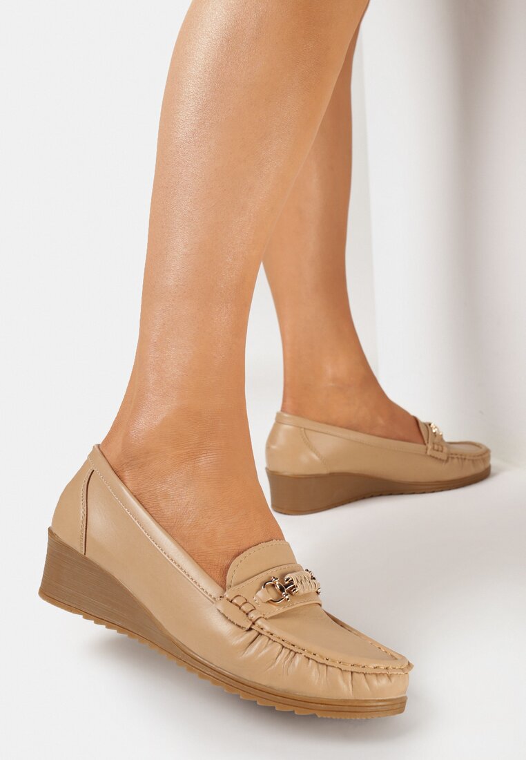 Ciemnobeżowe Półbuty w Stylu Mokasynów na Koturnie z Metalową Ozdobą Tolina