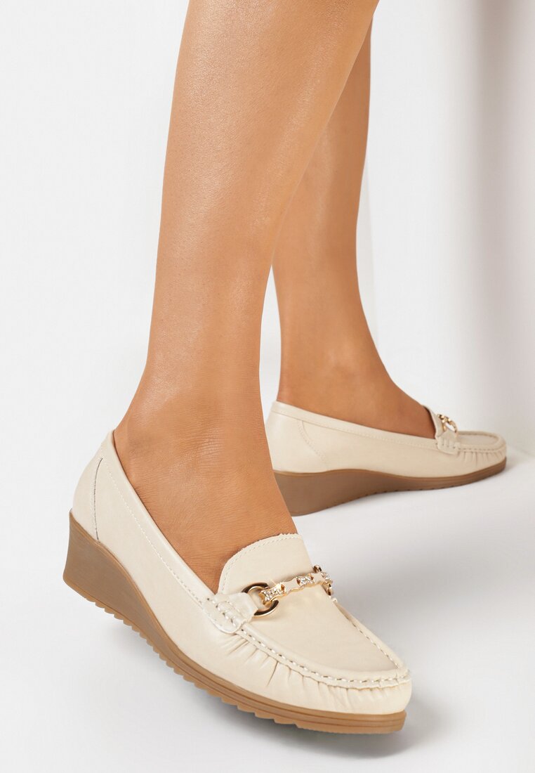 Beżowe Półbuty Mokasyny na Subtelnym Koturnie z Metaliczną Ozdobą i Marszczeniem Xalina