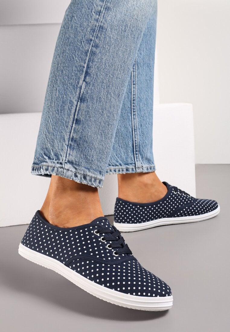 Granatowe Sznurowane Tenisówki na Płaskiej Podeszwie z Materiału w Kropki Harnisa
