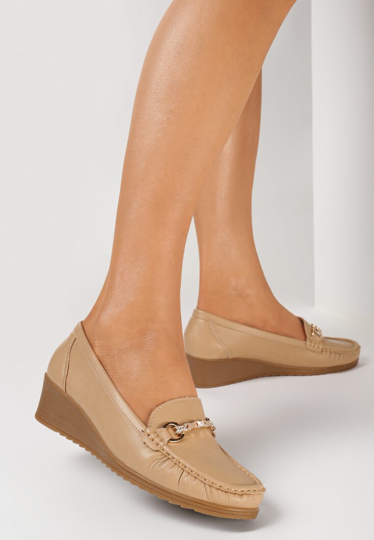 Ciemnobeżowe Półbuty Mokasyny na Subtelnym Koturnie z Metaliczną Ozdobą i Marszczeniem Xalina