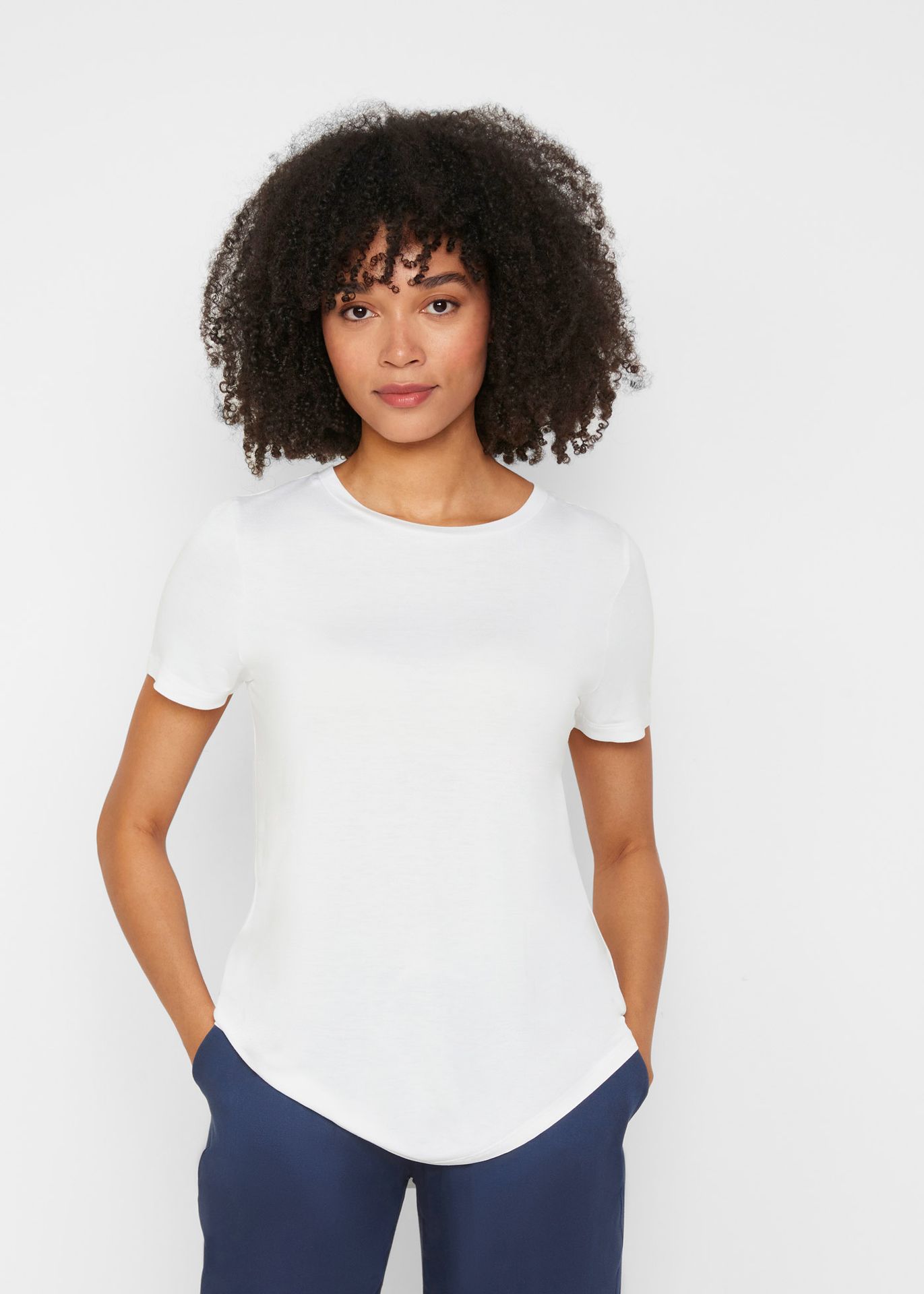 Długi shirt ze zrównoważonej wiskozy, z zaokrągloną linią dołu - bonprix