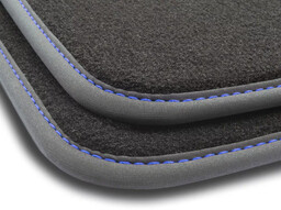 Dywaniki welurowe Premium do Toyota Avensis Verso 2001-2009 - 7 drzwiowy - Czarna lamówka matowa (nubuk) obszyta niebieską nicią