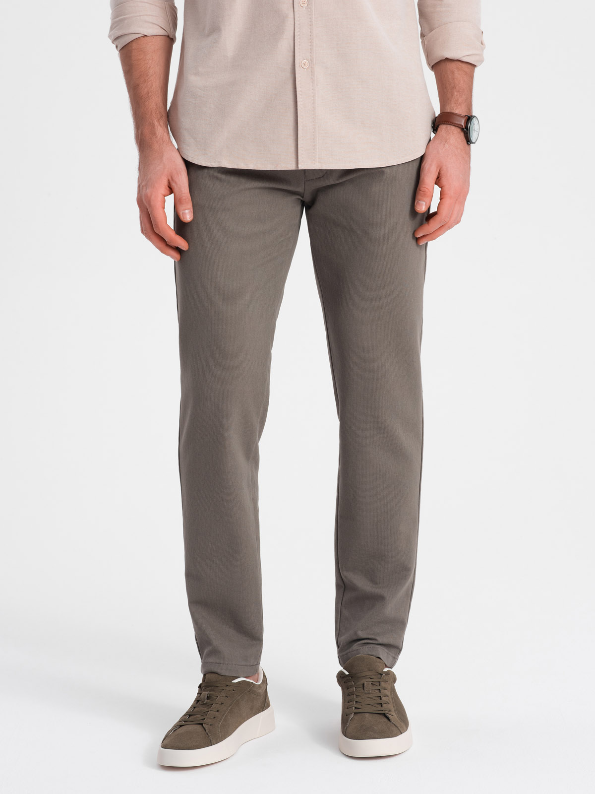 Klasyczne spodnie męskie chino z delikatną teksturą - ciemnobeżowe V1 OM-PACP-0188
