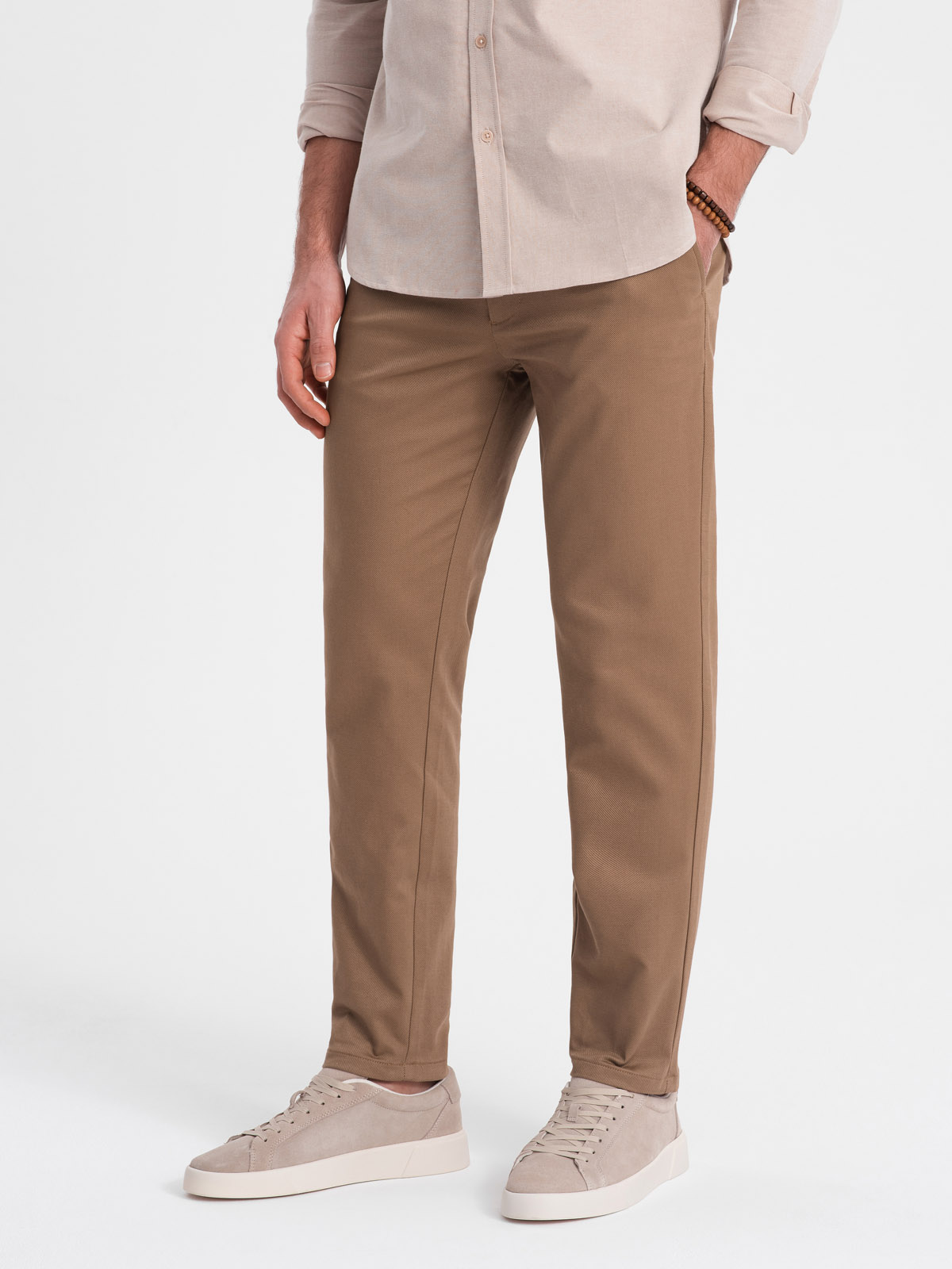 Spodnie męskie chino o klasycznym kroju z delikatna teksturą - brązowe V2 OM-PACP-0190