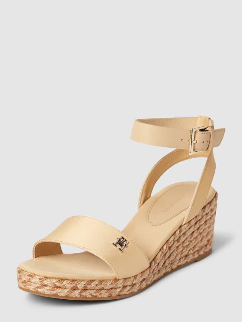 Buty na koturnie skórzane z aplikacją z logo