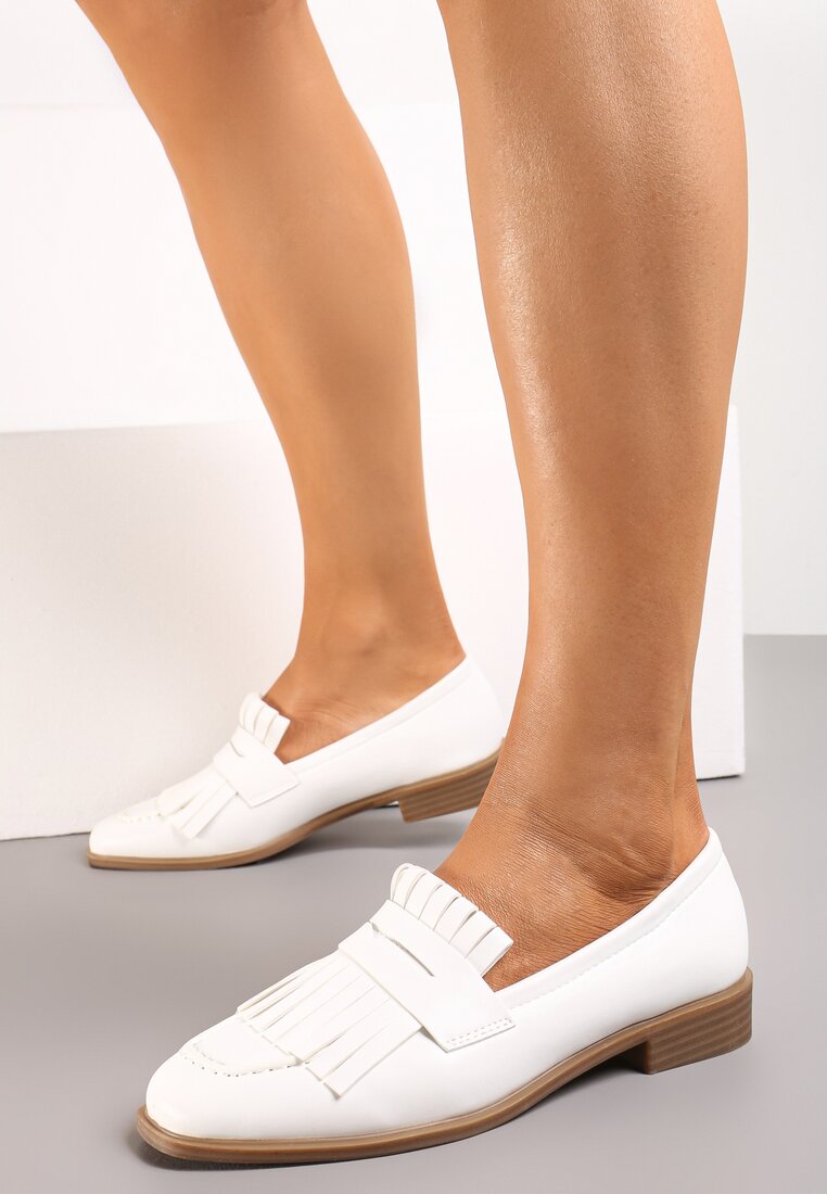Białe Mokasyny z Kwadratowym Noskiem i Frędzlami Tarnissa