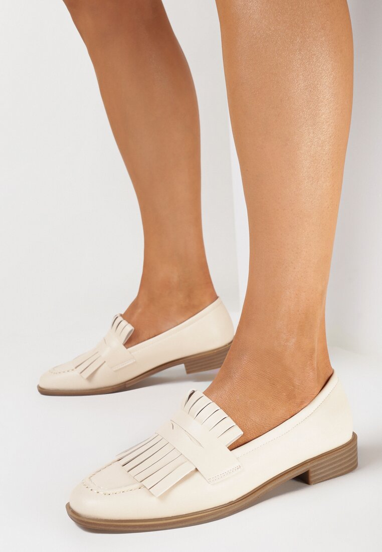 Beżowe Mokasyny Ozdobione Frędzlami Przy Kwadratowym Nosku Passa