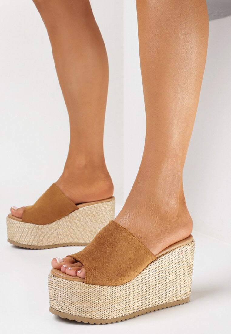 Brązowe Klapki z Szerokim Paskiem i Wysokim Koturnie z Platformą Lornea