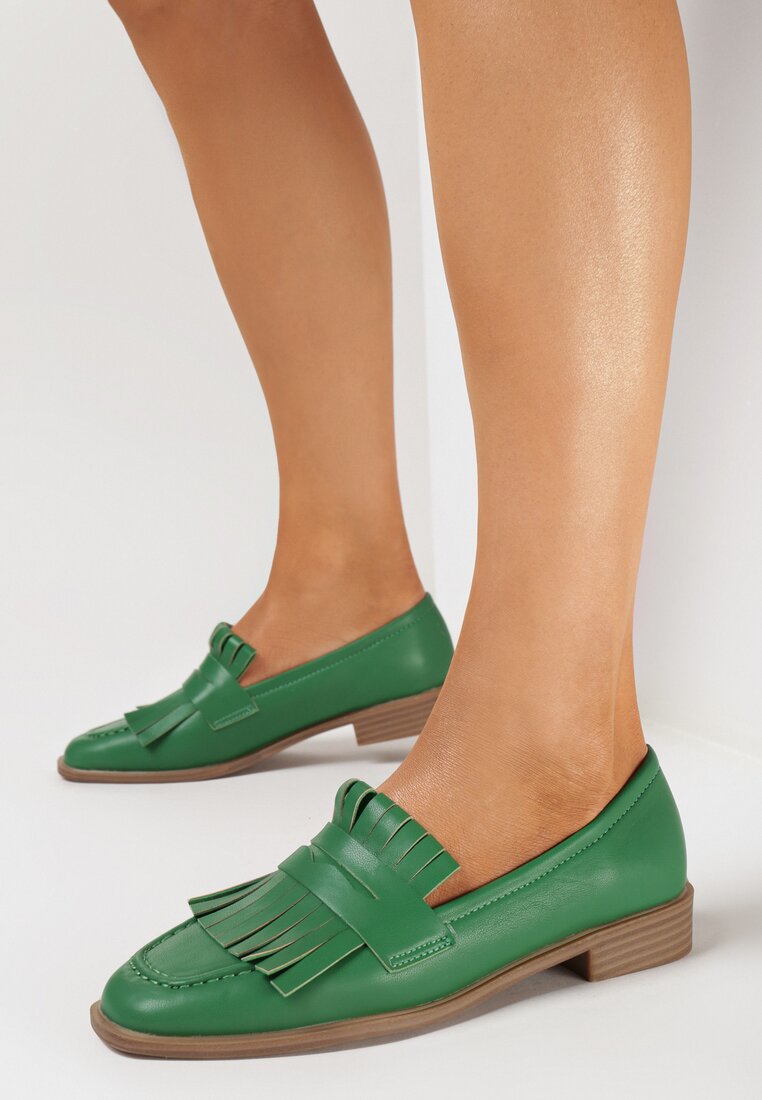 Zielone Mokasyny Ozdobione Frędzlami Przy Kwadratowym Nosku Passa