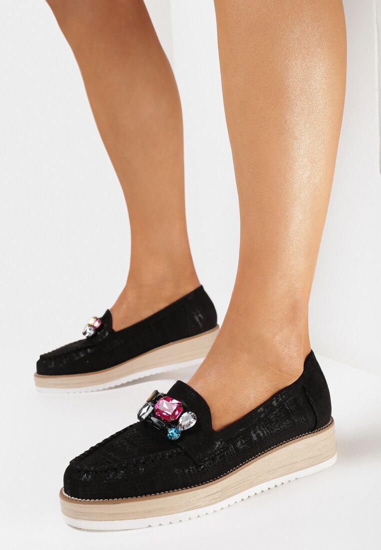 Czarne Mokasyny z Ozdobną Perforacją i Kolorowymi Kamieniami Arniles