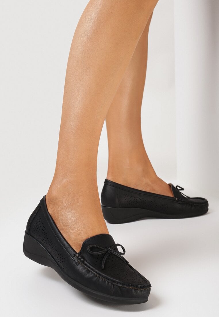 Czarne Półbuty na Koturnie z Ażurowym Zdobieniem Vailen