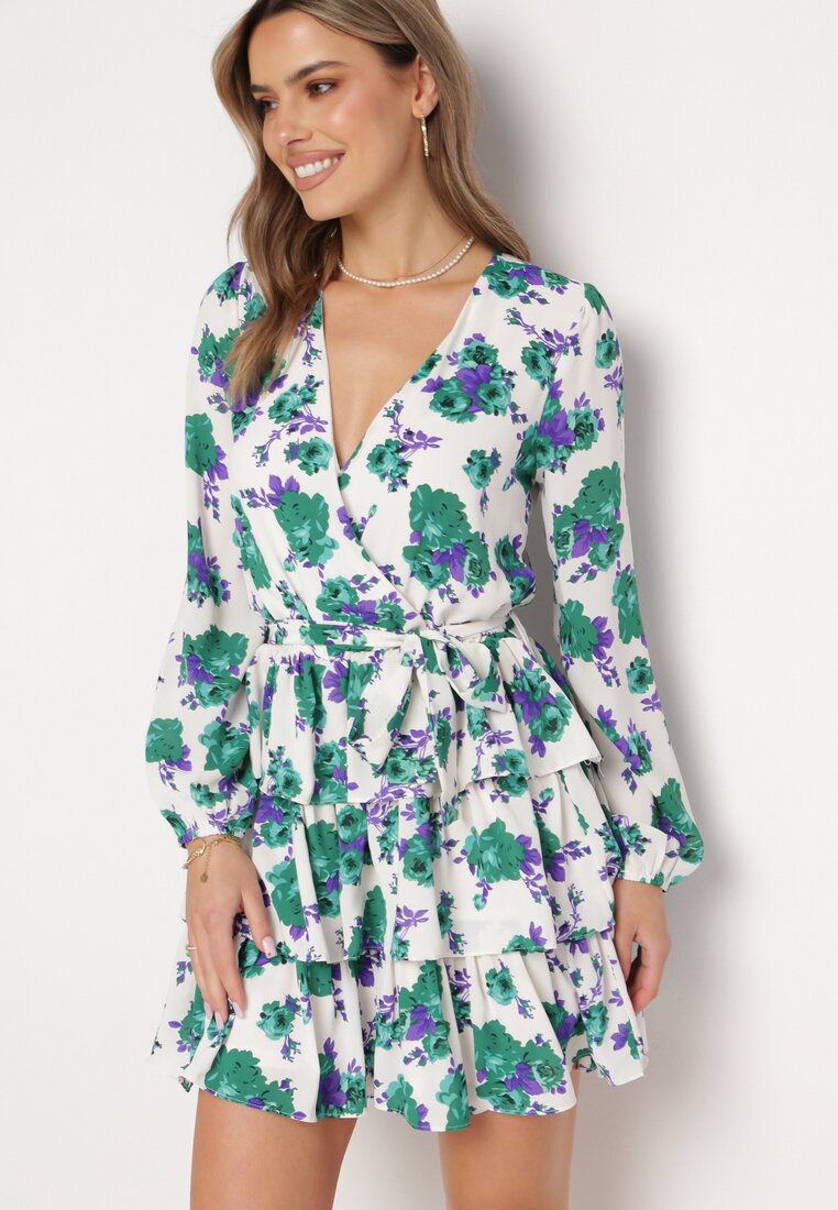 Biała Sukienka Mini w Kwiaty z Kopertowym Dekoltem i Falbankami oraz Paskiem Siboria