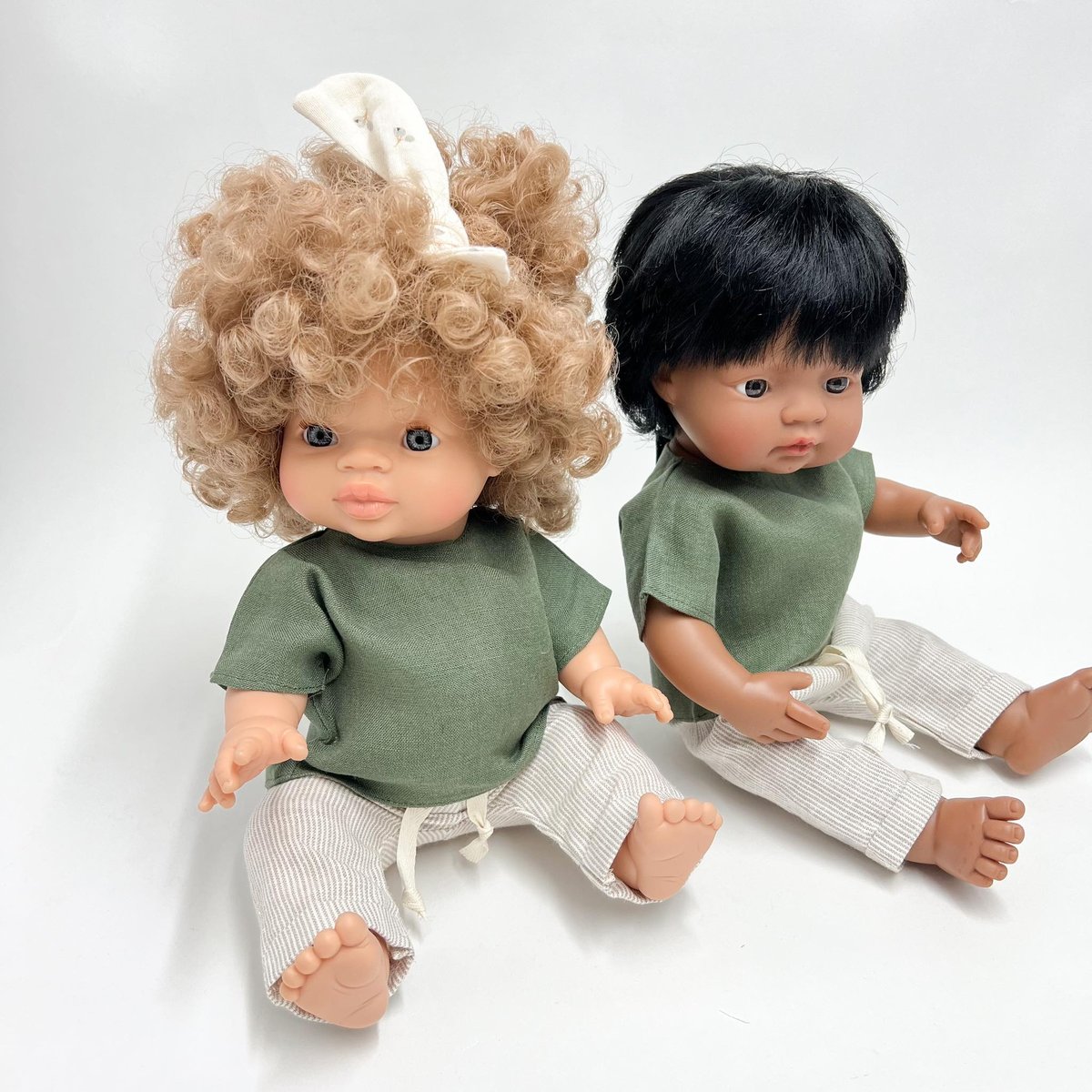 Zestaw lniany, zielona bluzka i spodnie w paski dla lalki Miniland 38cm i Paola Reina