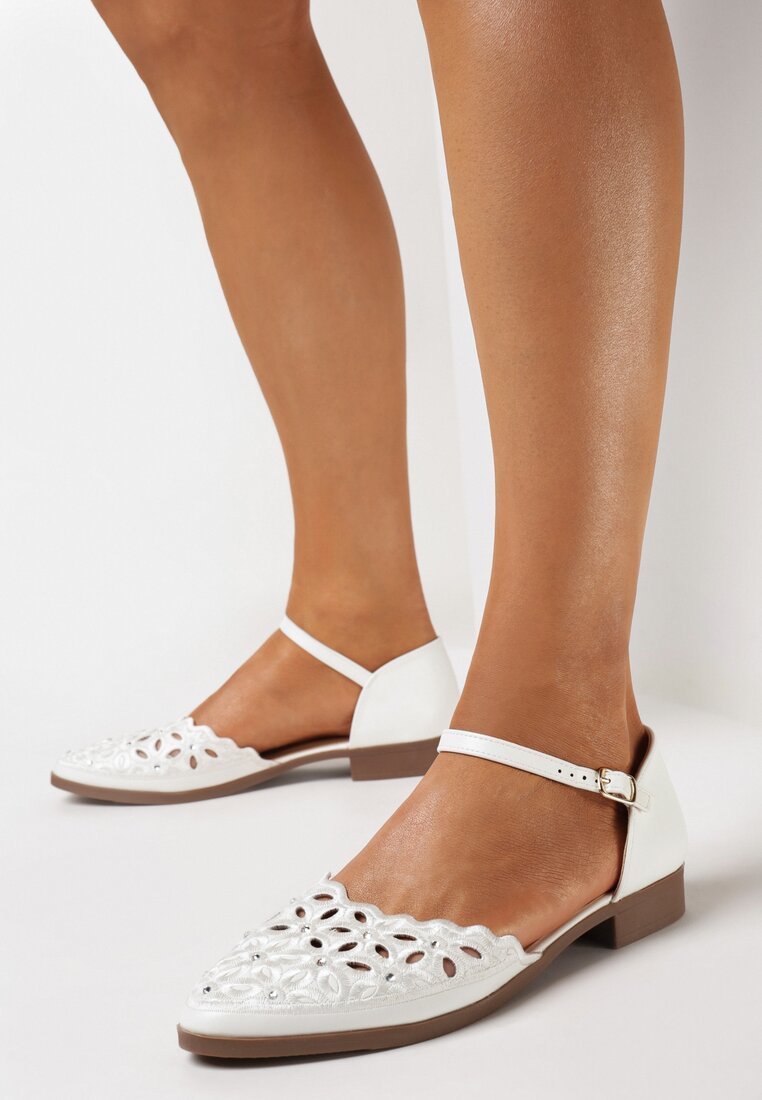 Białe Czółenka na Płaskim Obcasie z Ażurowym Noskiem Twilia