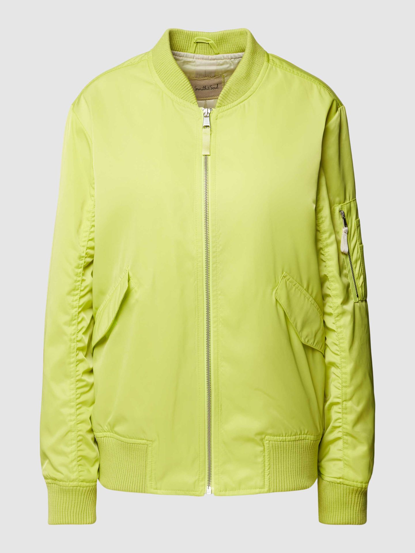 Bomberka z prążkowanymi wykończeniami