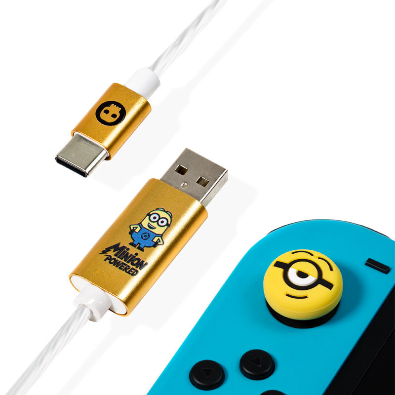 Oficjalny kabel Numskull Minions LED USB typu C i uchwyty na kciuki – Przewód szybkiego ładowania 1,5 m – Kompatybilny z Xbox Series X|S, PlayStatio..