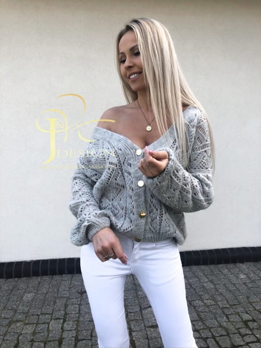 AŻUROWY SWETER INEZ NA GUZIKI POLSKI PRODUCENT J&K PREMIUM - JASNY SZARY - ETNEE