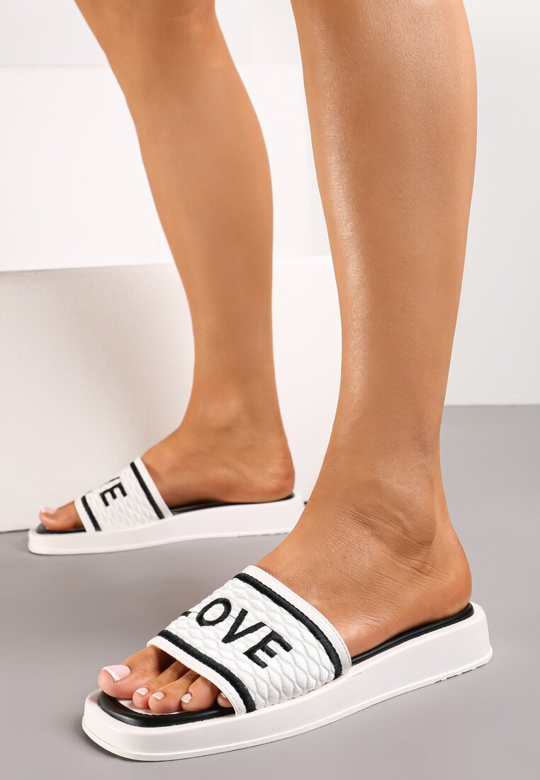Białe Klapki z Ozdobnym Napisem na Cholewce i Noskiem w Kwadrat Optizoria