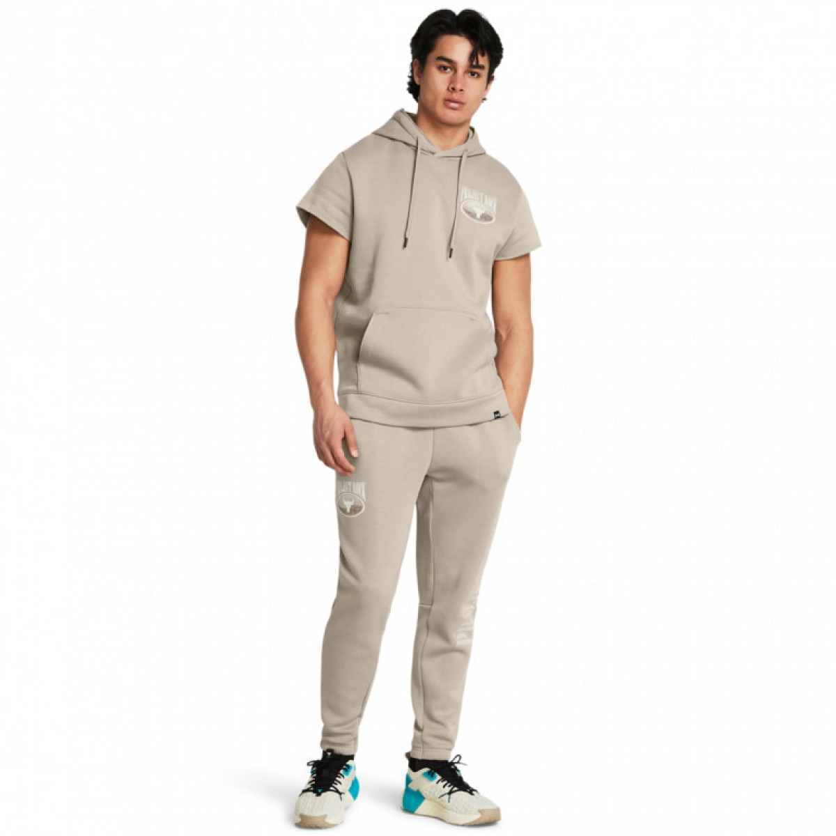 Męskie spodnie treningowe Under Armour Project Rock Ess Fleece Jogger - beżowe - UNDER ARMOUR