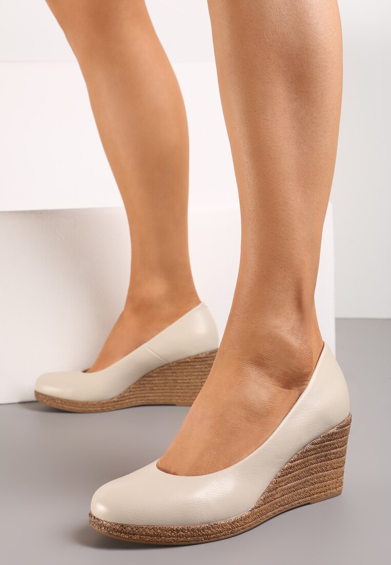 Beżowe Półbuty z Imitacji Zamszu ze Skórzaną Wkładką i Plecionką na Koturnie Yearna