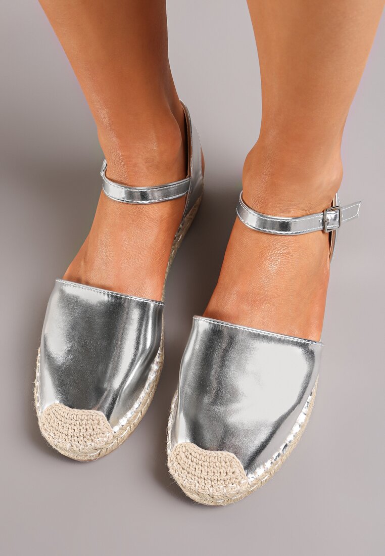 Srebrne Płaskie Espadryle z Zakrytym Noskiem Ozdobione Plecionką Beliosa