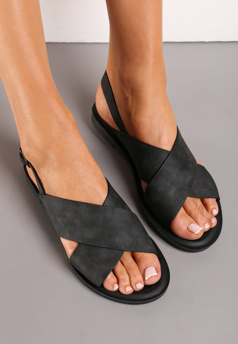 Czarne Sandały na Płaskiej Podeszwie ze Skośnymi Paskami i Sprzączką Quilith