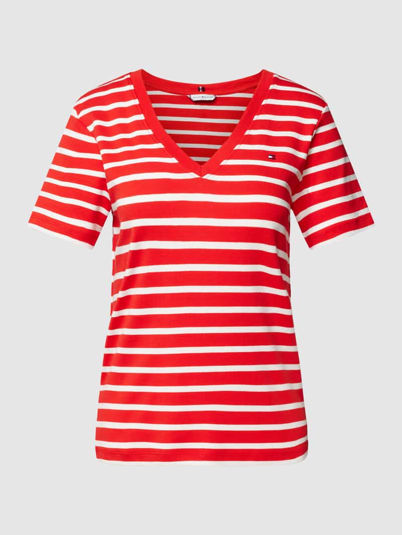 T-shirt z dekoltem w serek model ‘CODY’