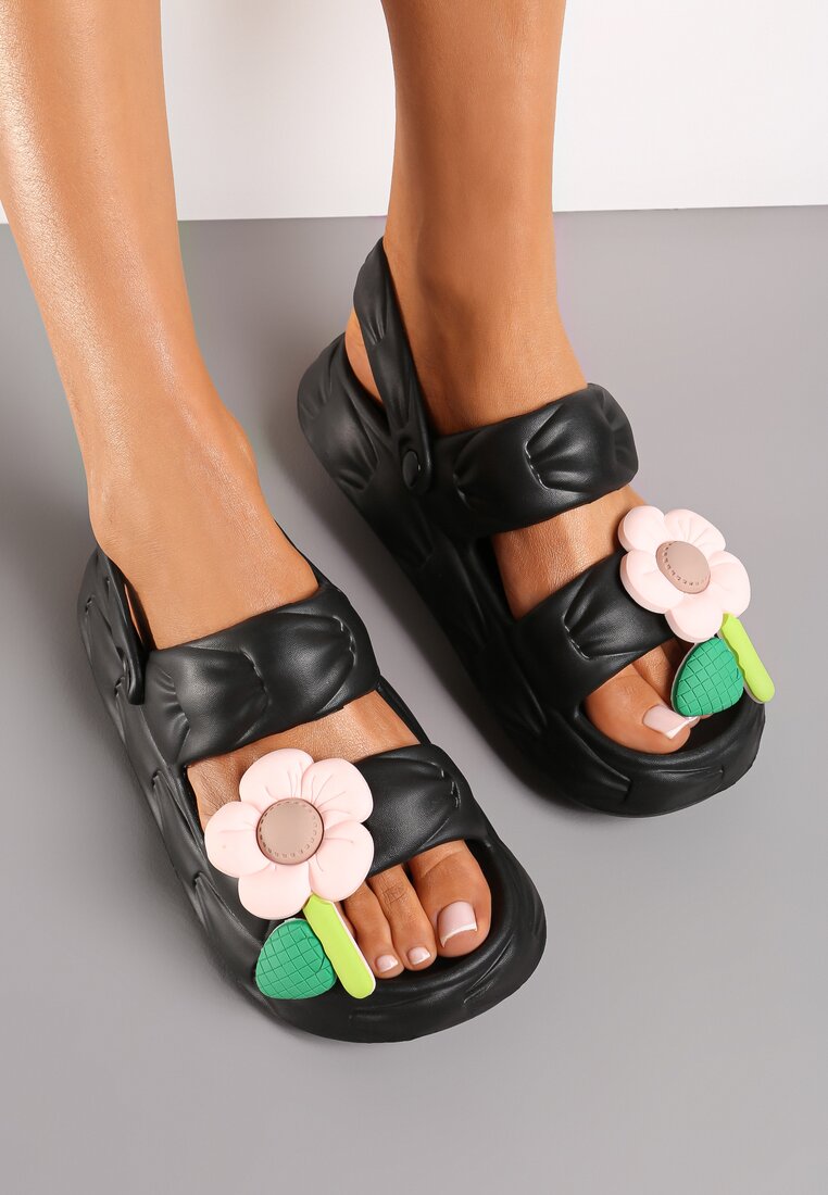 Czarne Klapki z Paskiem na Piętę i Ozdobnym Kwiatkiem Qiara