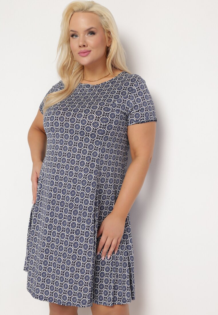 Niebieska Wiskozowa Sukienka w Mozaikowy Wzór o Rozkloszowanym Kroju Faellina