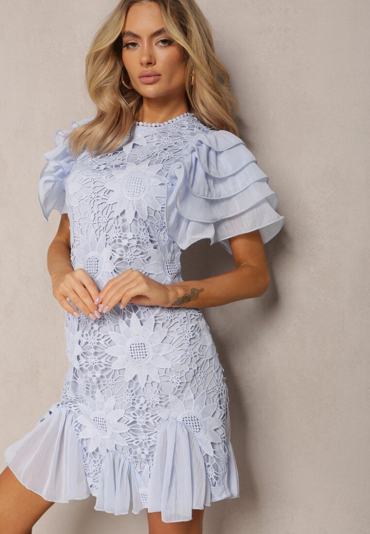 Jasnoniebieska Sukienka Dopasowana Mini z Koronką i Falbankami Offiamea
