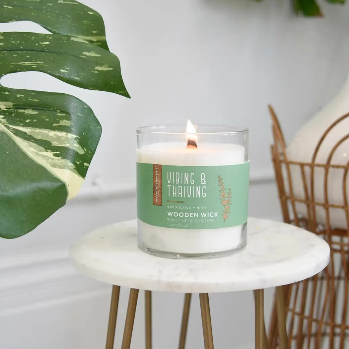 Sojowa świeca zapachowa z olejkami eterycznymi drewniany knot Vibing Thriving Candle-lite 454 g