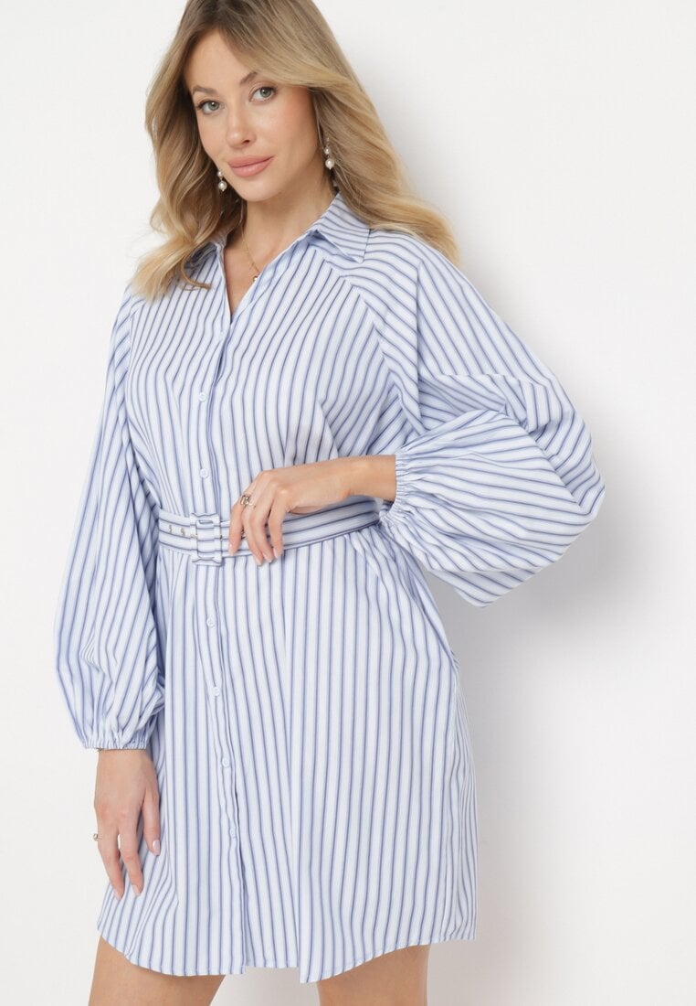 Niebieska Koszulowa Sukienka w Paski z Paskiem i Metalową Klamrą Elaratia