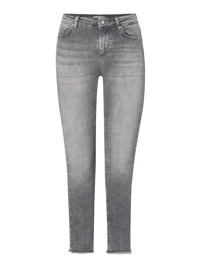 Jeansy o kroju skinny fit z naszywką z logo