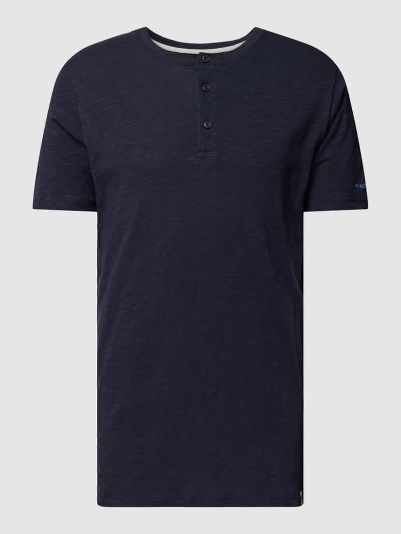 T-shirt z wyhaftowanym logo model ‘Henley’