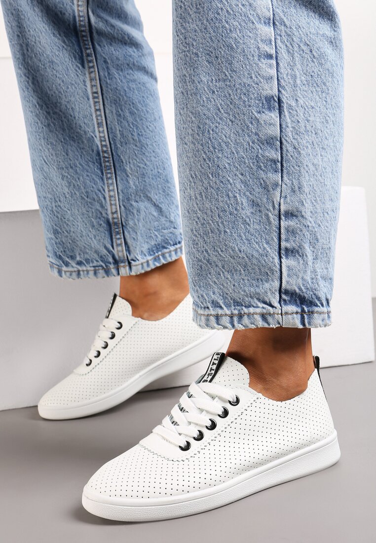 Czarne Tenisówki z Perforacją i Ozdobną Taśmą na Języku Ylaria