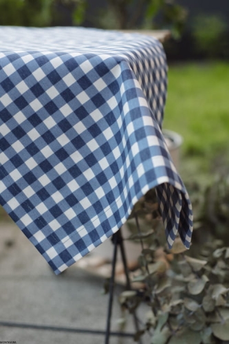 Obrus kwadratowy plamoodporny bawełniany w klasyczną niebiesko-białą kratkę