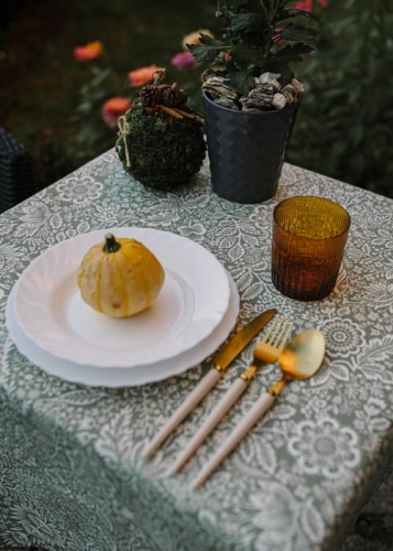 Obrus kwadratowy plamoodporny bawełniany zielonego koloru z wzorem Prowansja