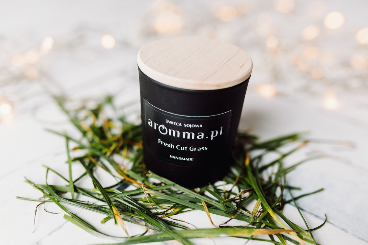 ŚWIECA SOJOWA NATURALNA 180 AROMMA + WIECZKO FRESH CUT GRASS - ŚCIĘTA TRAWA