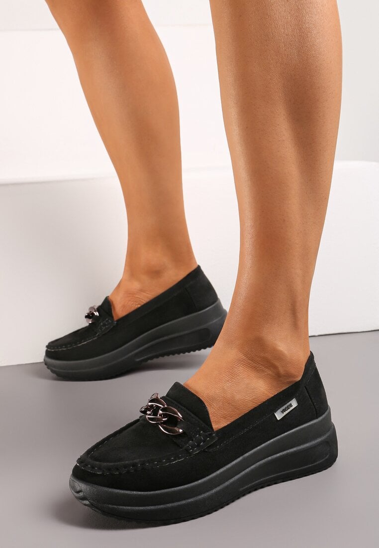 Czarne Półbuty na Platformie z Imitacji Zamszu Ozdobione Łańcuszkiem Ardanica