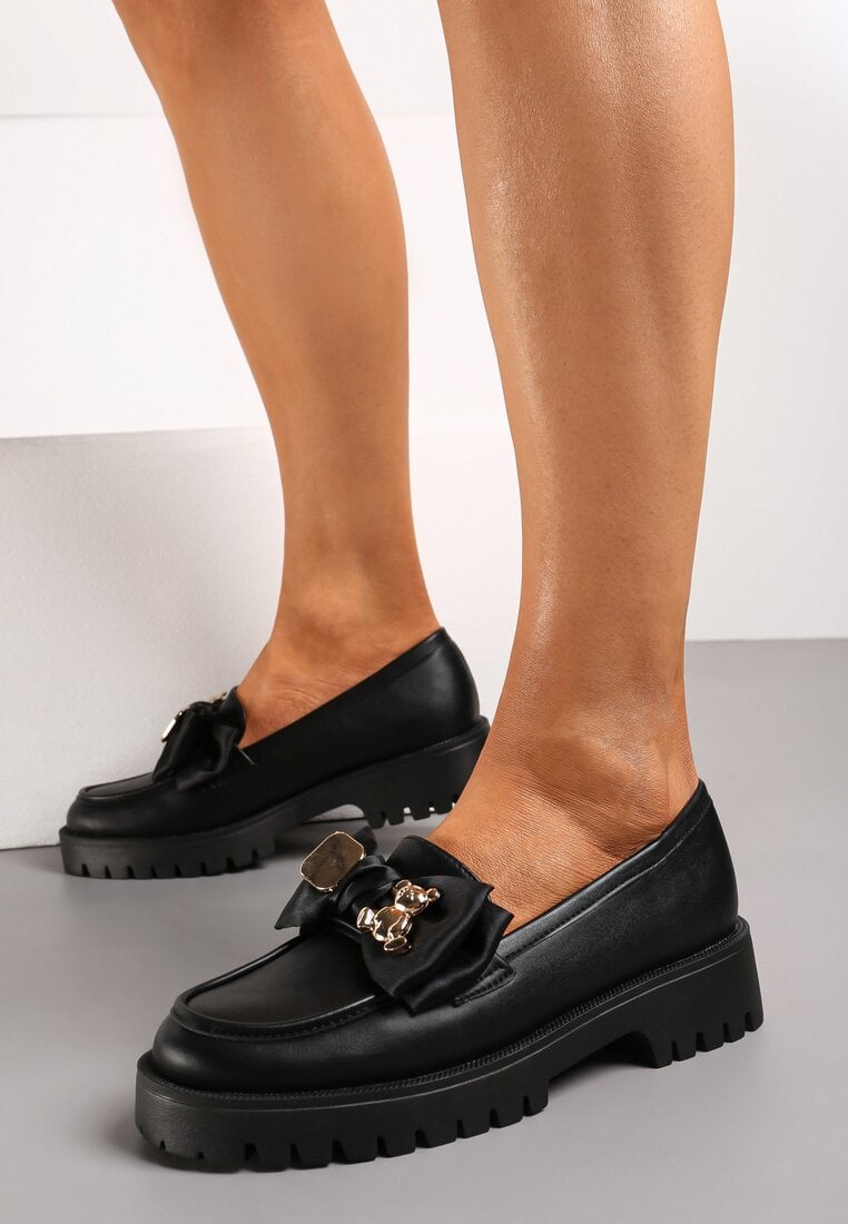 Czarne Mokasyny na Grubej Podeszwie z Ozdobną Kokardą i Złotymi Aplikacjami Alrajea