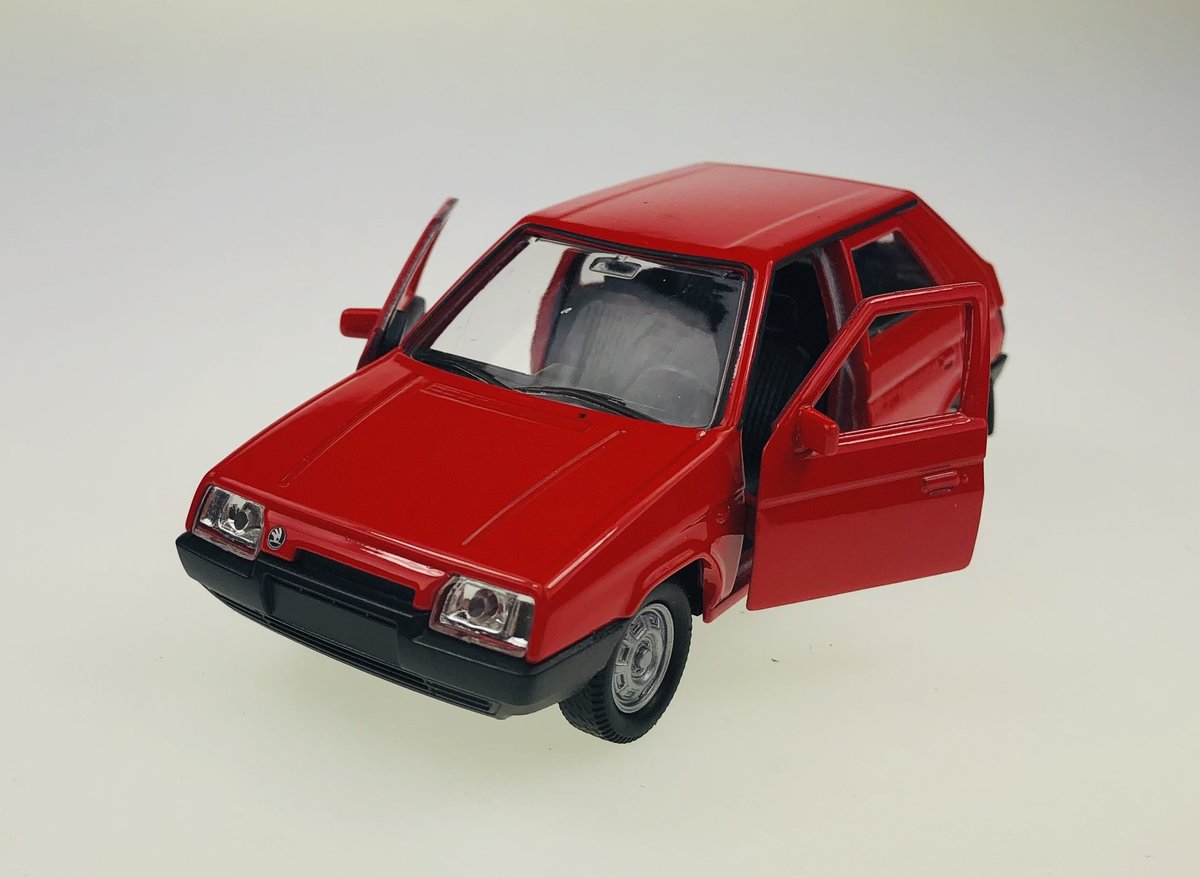 WELLY SKODA FAVORIT CZERWONY 1:34 SAMOCHÓD NOWY METALOWY MODEL