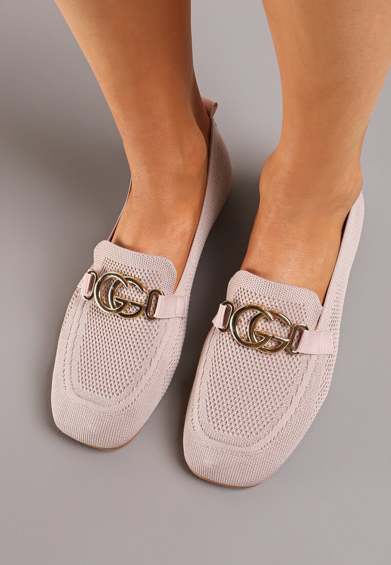 Różowe Wsuwane Mokasyny z Kwadratowym Noskiem i Metalową Ozdobą Anelda